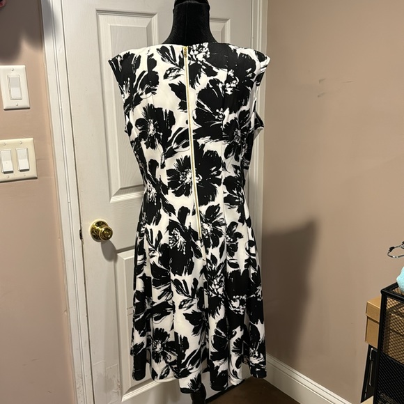 Zarr Collection White w/Black floral print dress size Fit&Flare - Picture 3 of 7